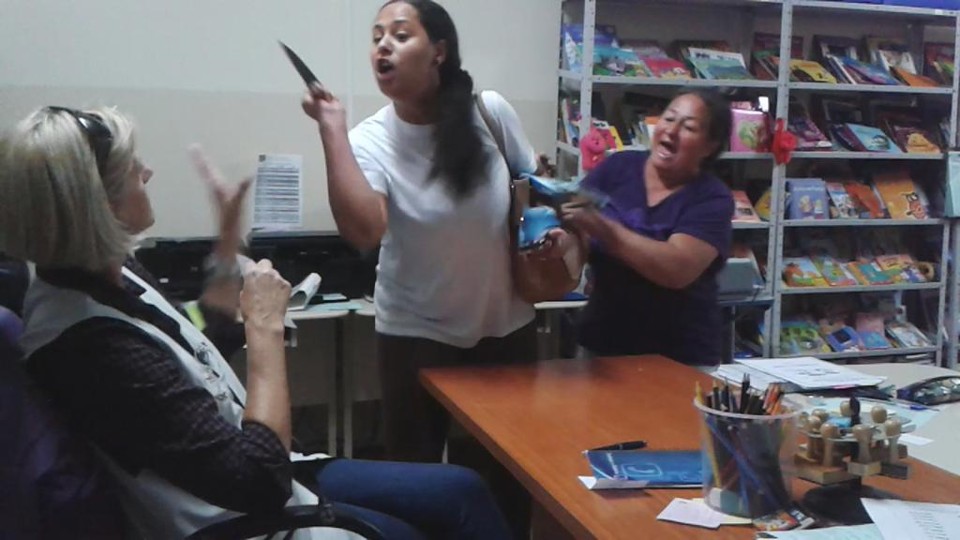 Imagem  do vídeo que mostra a mãe ameaçando a diretora | /Divulgação