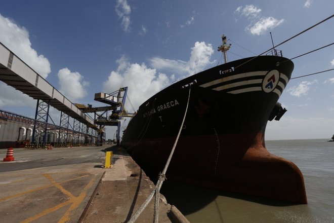 Navio Scythia Graeca está sendo carregado com 65 mil toneladas de soja, que saem do Tegram com destino a China. |