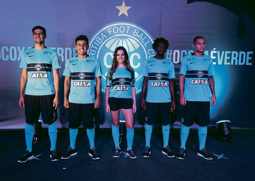 Verde ou azul? Torcida do Coritiba já está debatendo qual a cor real da nova camisa número três lançada quarta-feira (18). | Daniel Castellano/Gazeta do Povo