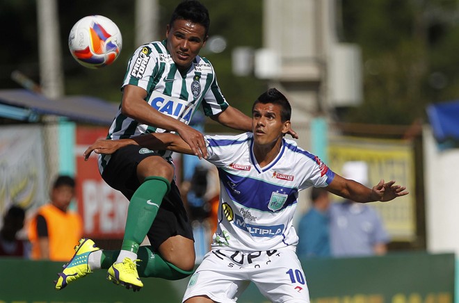 Ivan, do Coritiba, disputa a bola com Altieri na partida com o Prudentópolis | Jonathan Campos / Gazeta do Povo