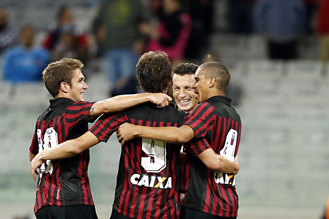 Bady, Gustavo e Lula cumprimentam Cléo, autor do segundo gol do Atlético. | Albari Rosa/Gazeta do Povo
