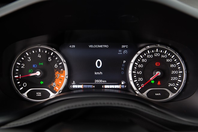 Painel de controle possui tela digital TFT. | 