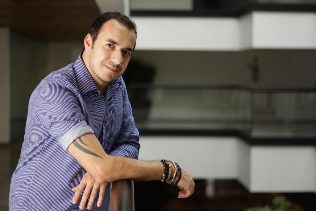 Olavo Biffi trocou o visual metaleiro pelo comportado para garantir ascensão profissional como consultor de grandes bancos. | Daniel Castellano/Gazeta do Povo