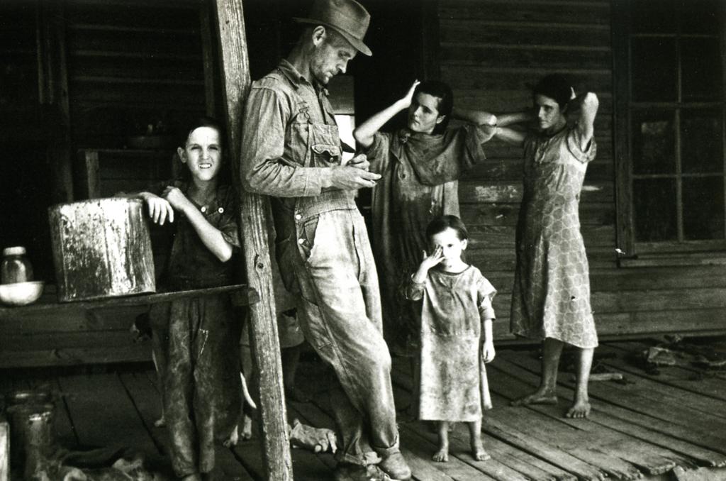 Família do condado de Hale, no Alabama, em 1936. Walker Evans viajou pela região para documentar os efeitos da Depressão. | Walker Evans/Divulgação