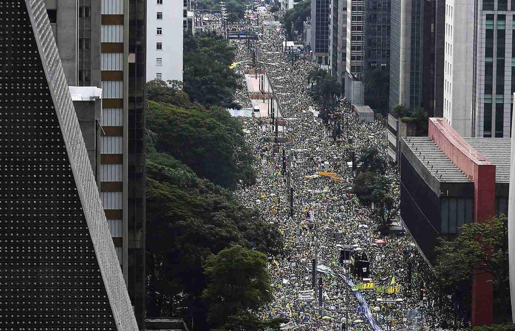Avenida Paulista tomada de manifestantes: protesto contra Dilma foi o maior ato político desde as Diretas Já. | Nacho Doce/Reuters