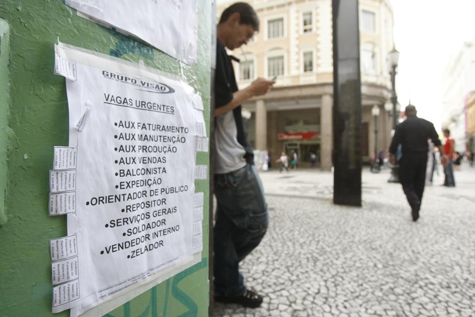 Aumento no número de pessoas à procura de um trabalho, aliado a um corte no número de vagas existentes, contribuiu para o resultado de fevereiro | Daniel Castellano/Gazeta do Povo