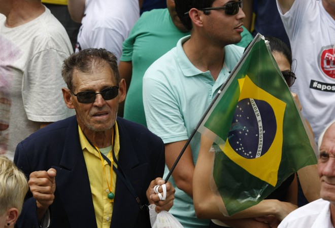 Senhor, bandeira e apito. | Aniele Nascimento/Gazeta do Povo