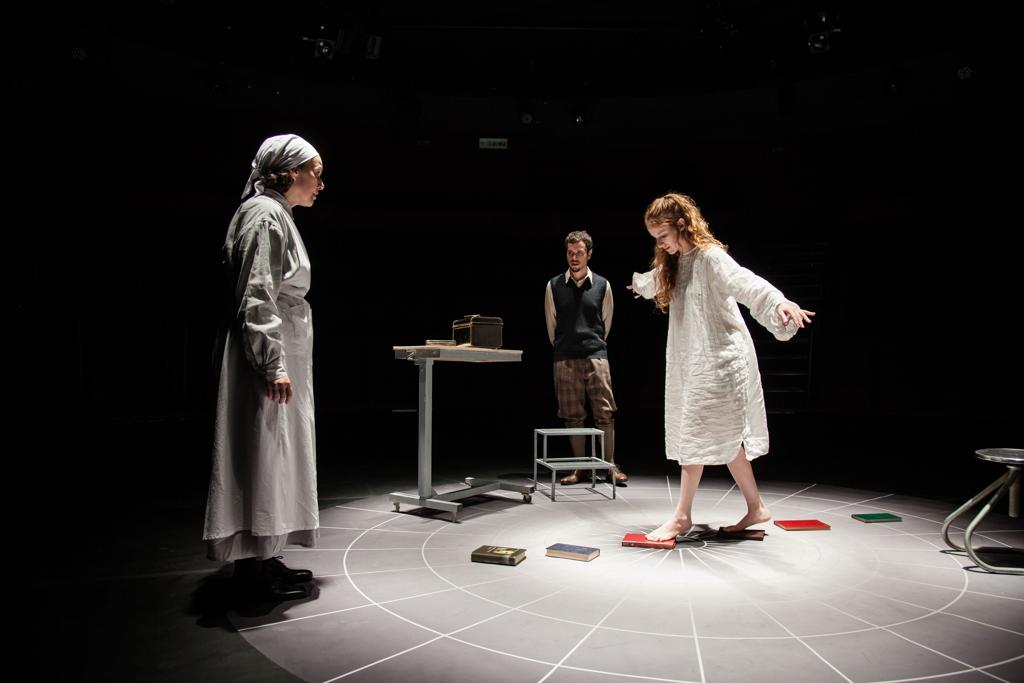 Atores em cena na peça “Desalinho”, inspirada na vida de Florbela Espanca. | João Julio Mello/Divulgação