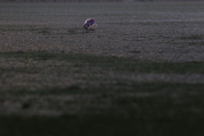 A bola ficou parada no gramado encharcado do Maracanã. | Gilvan Souza/ Fla Imagem