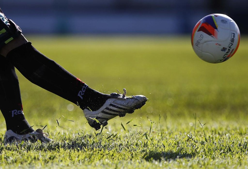 Alto, mas cheio de imperfeições, o gramado do Newton Agibert apresentou ao Coritiba uma prévia do que o espera na Copa do Brasil. | Jonathan Campos/Gazeta do Povo