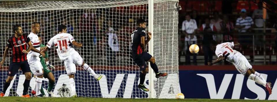 Michel Bastos cabeceia para fazer o gol do São Paulo; | PAULO WHITAKER/REUTERS