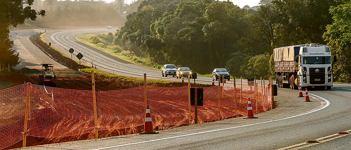 Obra em rodovia no interior do estado: governo deverá investir ainda menos neste ano. | Hugo Harada/Gazeta do Povo