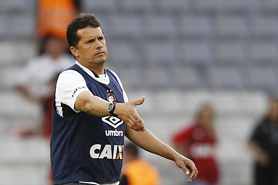 Técnico Claudineil Oliveira resistiu fase ruim no Brasileirão de 2014 e tem a confiança da diretoria atleticana. | Albari Rosa/Gazeta do Povo