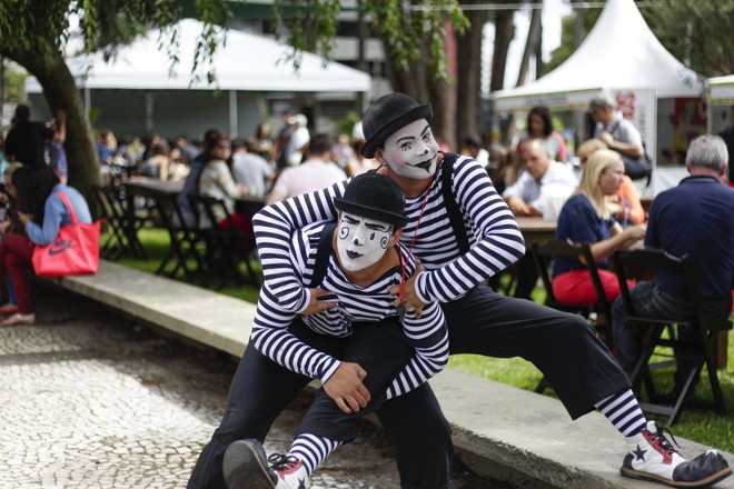 Dupla de mímicos anima o público com brincadeiras. | Daniel Castellano/Gazeta do Povo
