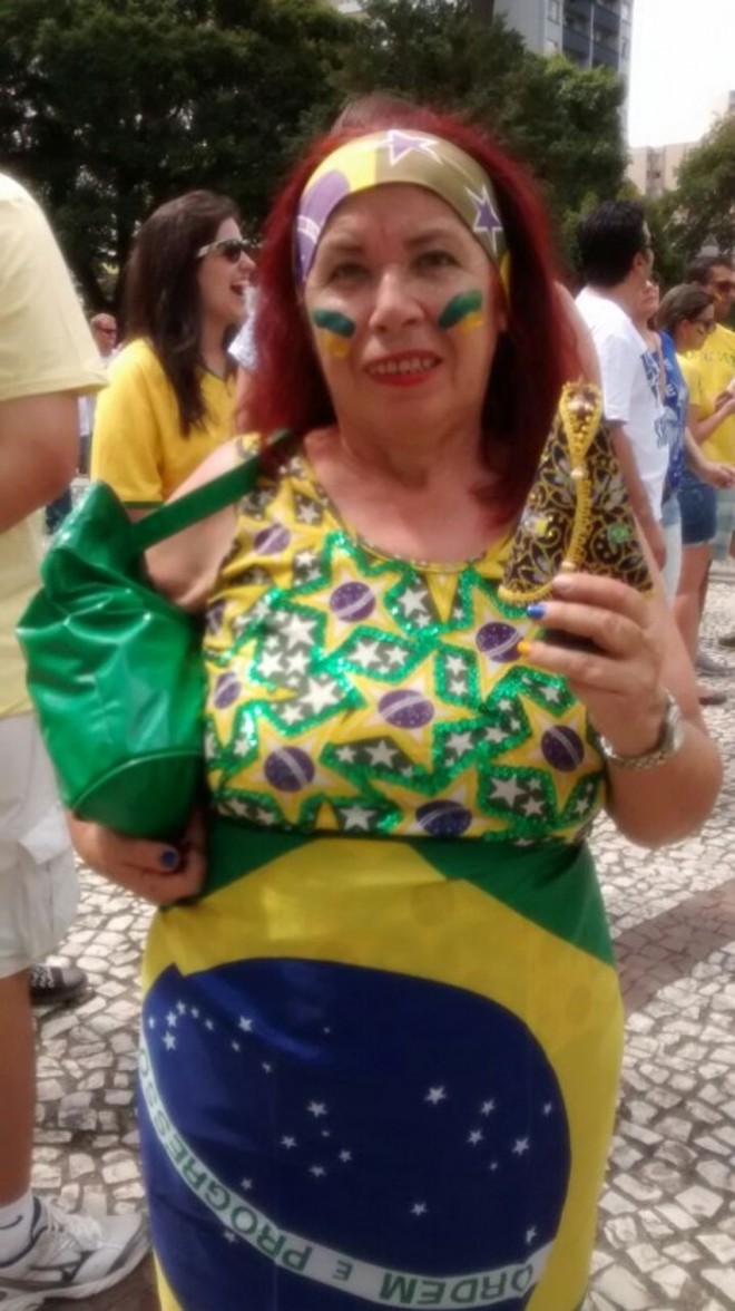 Dona Neusa, 68, levou a santa para o protesto. | Carolina Pompeo/Gazeta do Povo