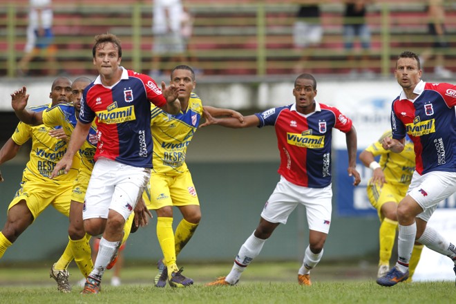 Rodrigo Tosi (esq) não jogou bem e pouco criou durante o jogo. | Marcelo Andrade/Gazeta do Povo
