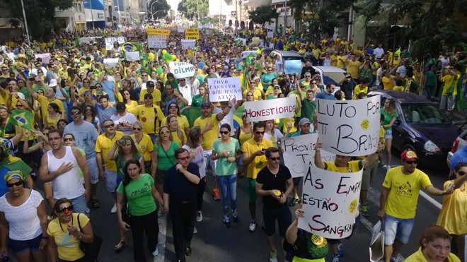 Manifestantes na Avenida Marechal Deodoro, no Centro de Curitiba | - Aniele Nascimento/Gazeta do Povo