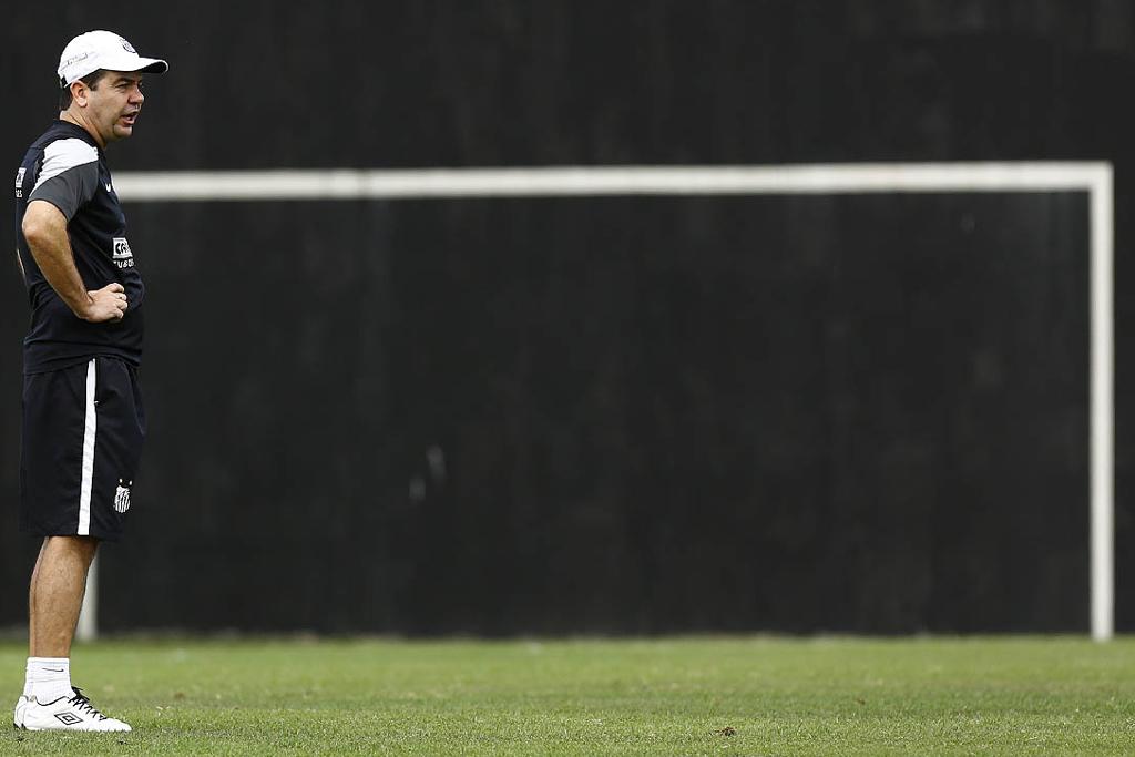 Enderson Moreira deixou o Santos com problemas de relacionamento com o elenco e substitui Claudinei Oliveira no Atlético. | Divulgação/Santos FC