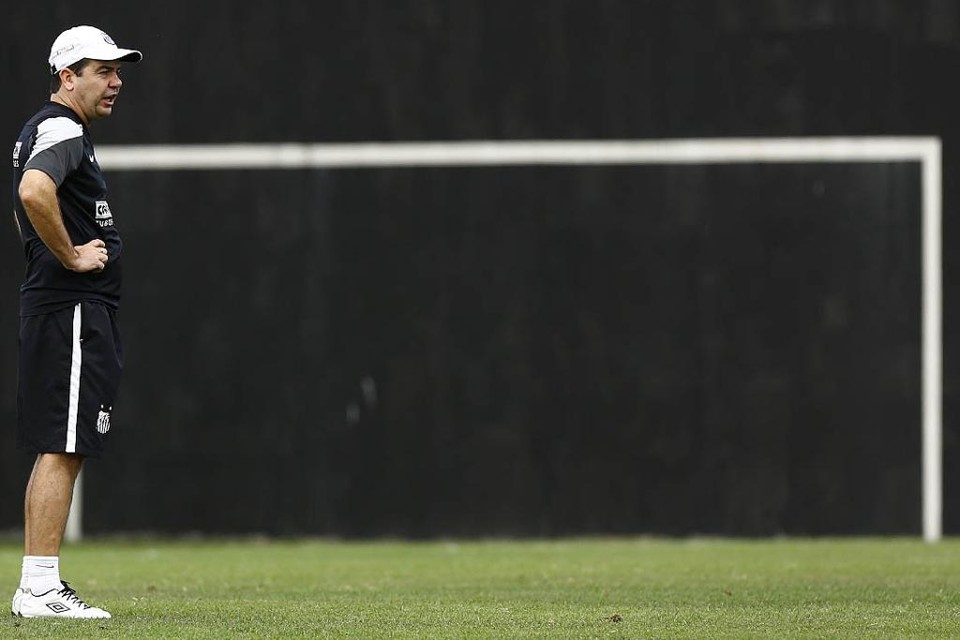 Enderson Moreira deixou o Santos com problemas de relacionamento com o elenco e substitui Claudinei Oliveira no Atlético. | Divulgação/Santos FC