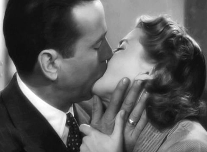 Mãozorra de Humphrey Bogart amassa a orelhinha da Ingrid Bergman (ela de novo!) no clássico Casablanca, produzido por Michael Curtiz em 1941. | Reprodução