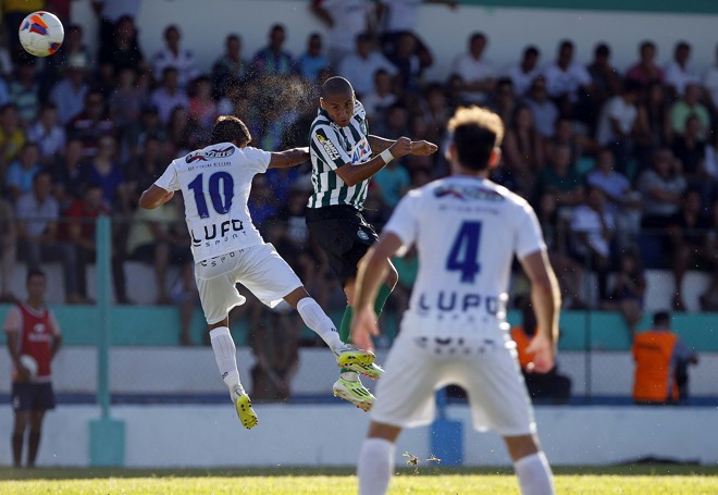 Wellinton Paulista sobe para cabecear no empate entre Prudentópolis e Coritiba | Jonathan Campos/Gazeta do Povo