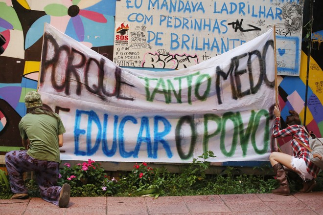 Faixa simboliza pedido por melhorias na educação pública do Paraná | Giuliano Gomes/Gazeta do Povo