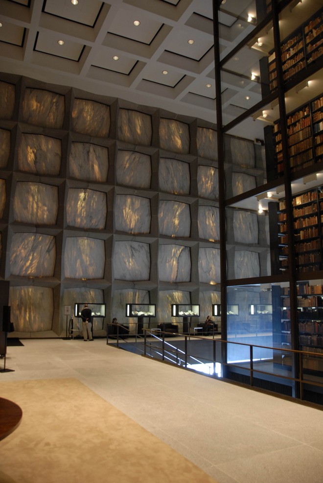 Biblioteca de Livros Raros e Manuscritos Beinecke . Nos Estados Unidos, a biblioteca Beinecke é da Universidade de Yale. O local abriga uma das 180 cópias do primeiro livro impresso da Europa (1450-1455): a Bíblia de Gutenberg | Jdbrandt/Wikimedia Commons
