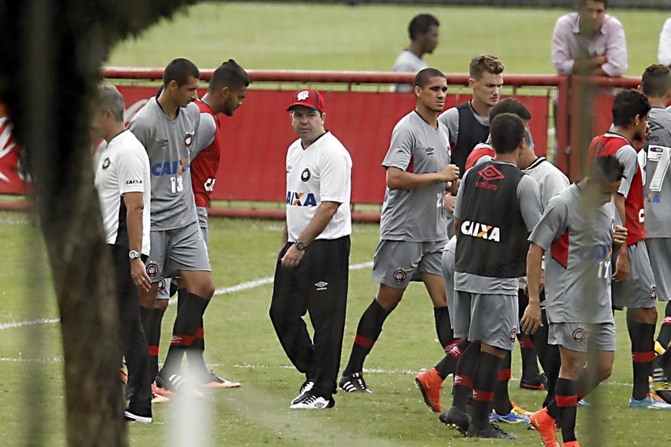 O técnico Enderson Moreira já começou a trabalhar no CT do Caju, substituindo o demitido Claudinei Oliveira. | Albari Rosa/Gazeta do Povo