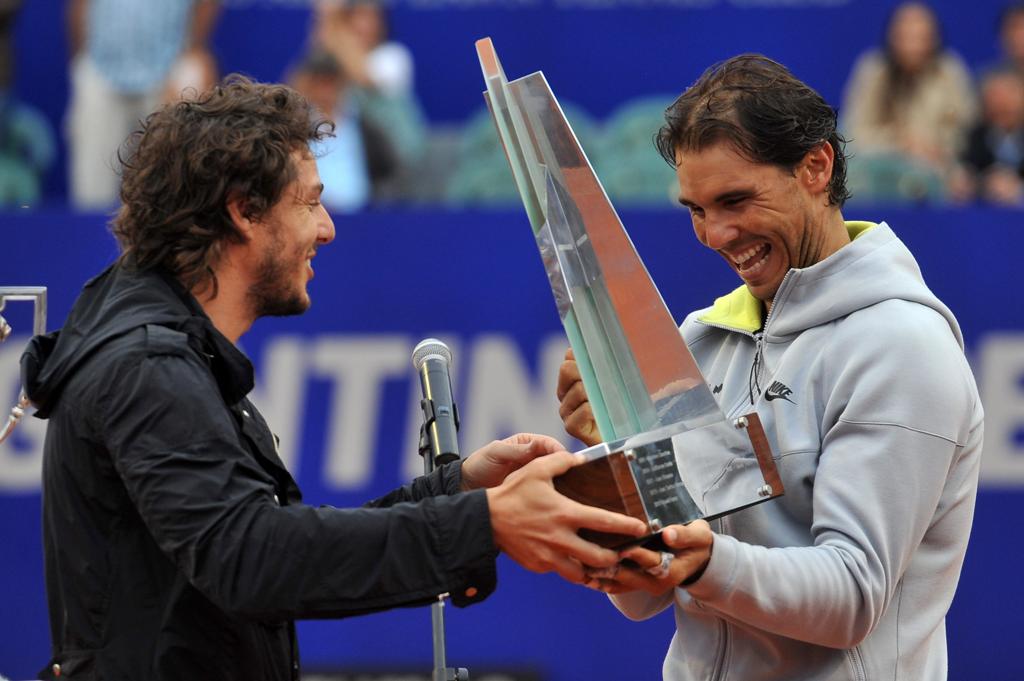 Nadal recebe de Gastón Gaudio o troféu do ATP de Buenos Aires: ainda faltam três conquistas para igualar Vilas. | Juan Roncoroni/EFE