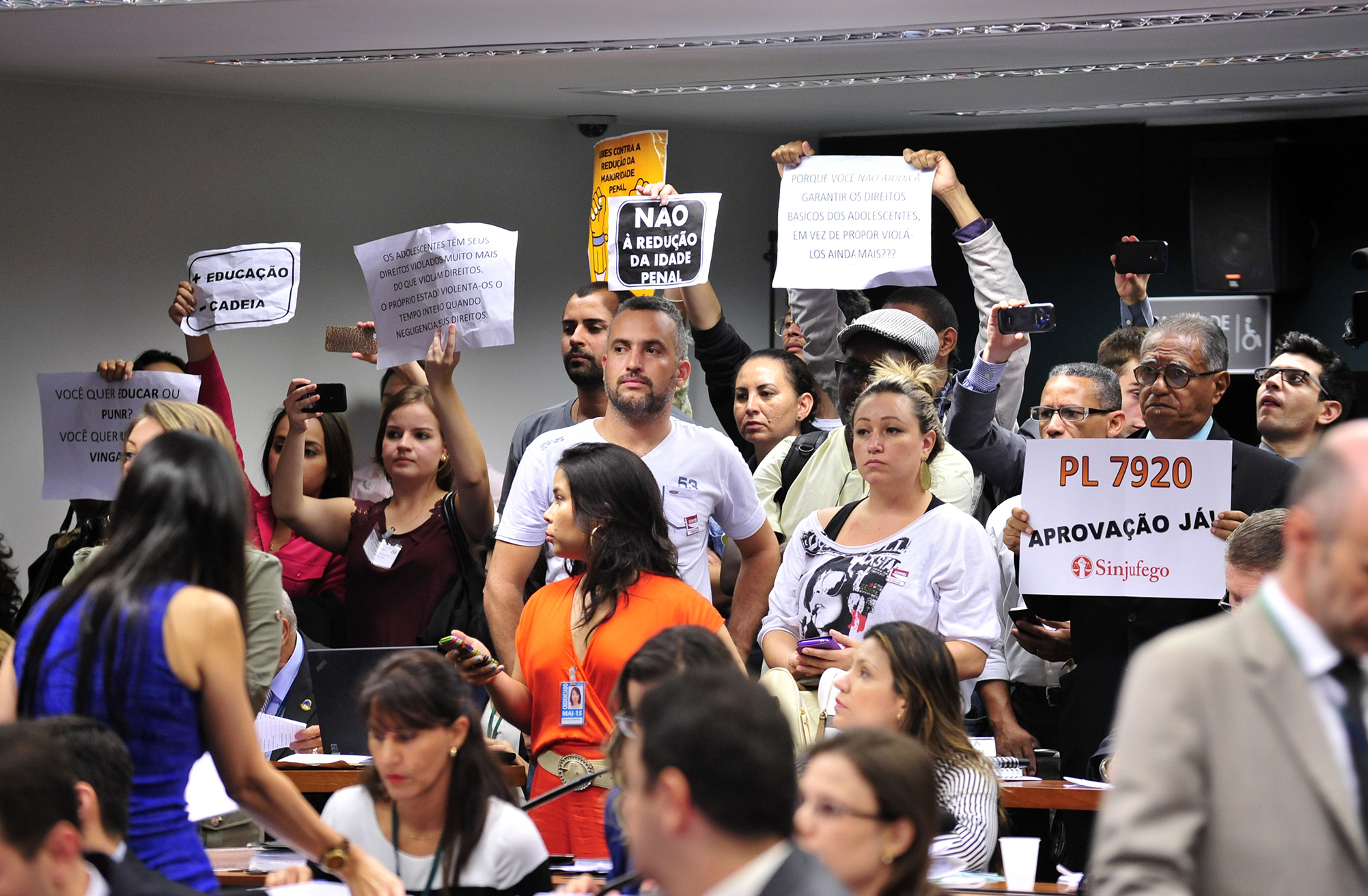 Estudantes e militantes de entidades estudantis gritam palavras de ordem contra a redução da maioridade. | Gabriela Korossy / Câmara dos Deputados