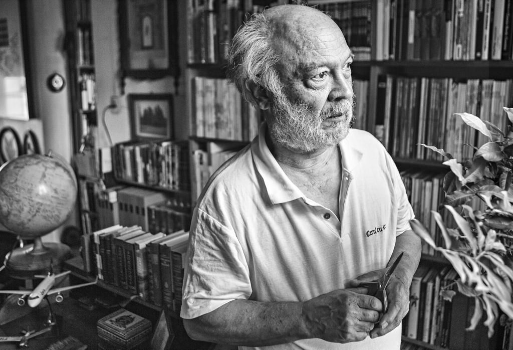 Key na casa das Mercês: desenho do ídolo Will Eisner na parede e biblioteca paranista reinando no piso superior. | Marcelo Andrade/Gazeta do Povo