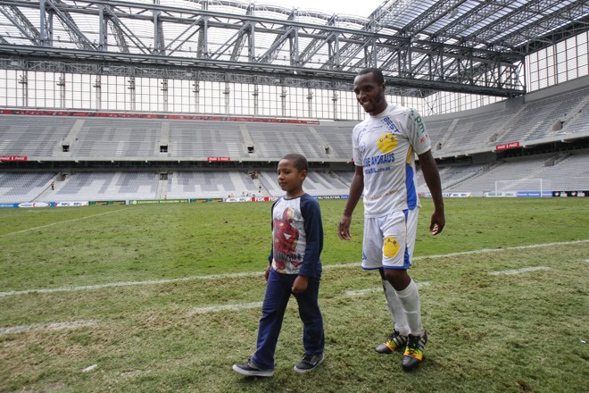 Zagueiro Baloy, do Andraus, aproveitou para levar o filho Rhuan Pietro, de 5 anos, para conhecer a Arena da Baixada. | Daniel Castellano/Gazeta do Povo