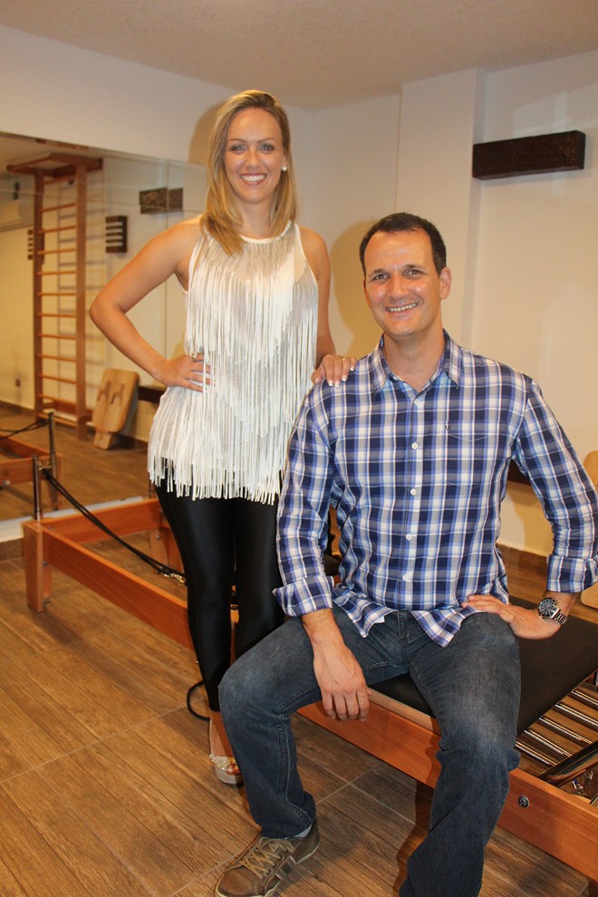 Michelle Suardi Barboza, diretora do estúdio de Pilates da Academia Gustavo Borges Barigui, que acaba de ser inaugurado, com o gerente da academia, Fernando Magalhães. | Divulgação