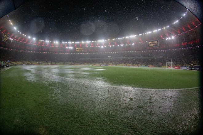 A visão de baixo também era desanimadora, com enormes poças de água. | César Pupo/ Foto Arena/ Folhapress