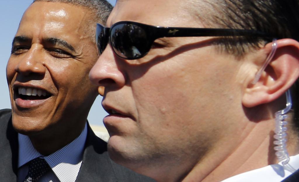 Obama ao lado de um agente do serviço secreto, em Phoenix. | Jonathan Ernst/Reuters