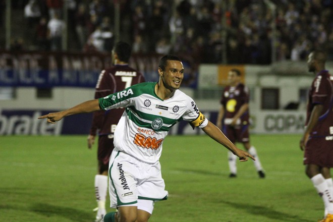 Praticamente classificado para as quartas de final, o Coritiba venceu o Caxias, fora de casa, por 1 a 0. O zagueiro Emerson fez o gol. | Geraldo Bubniak/ Folhapress