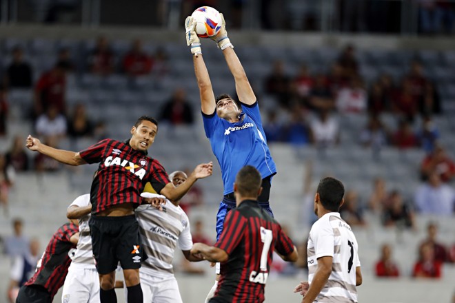 Goleiro Fabrício agarra a bola após cruzamento do Atlético | Albari Rosa/Gazeta do Povo