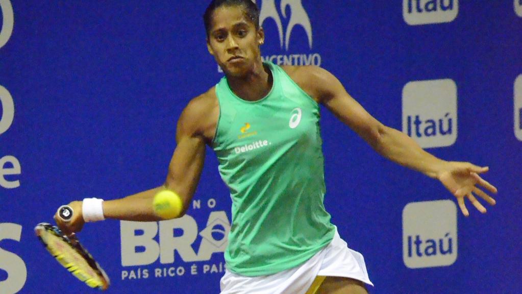 Teliana Pereira disputa pela primeira vez um torneio da WTA em Curitiba, cidade onde vive desde criança. | Divulgação/Circuito Future de Tênis