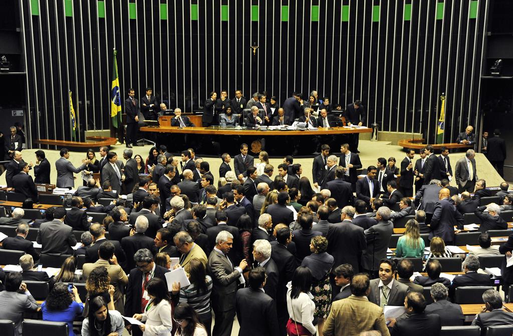 Há ainda os interesses diversos dos partidos. Maiores bancadas no Congresso, PMDB, PT e PSDB divergem sobre a melhor saída | LUIS MACEDO/