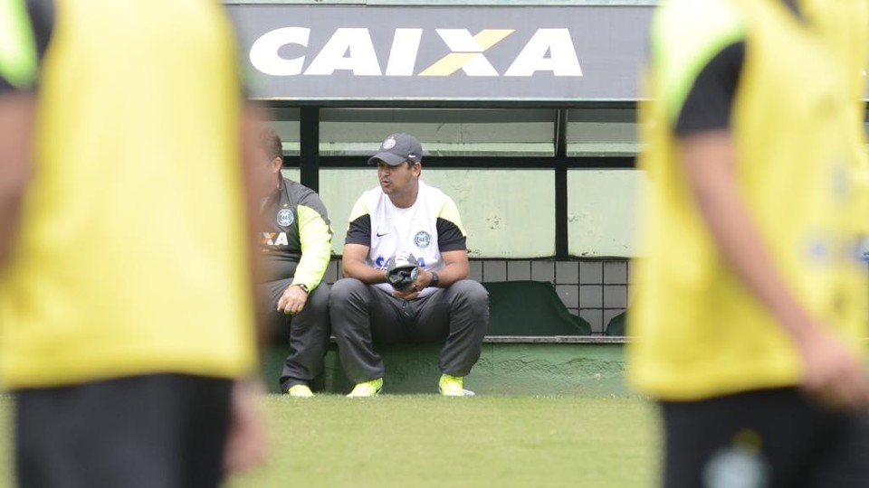 O técnico Marquinhos Santos já tem três desfalques certos para o Paratiba, mas admite usar o clássico para testar outros atletas. | Henry Milleo/Gazeta do Povo