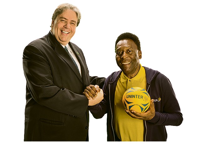 O presidente do Grupo Uninter, Wilson Picler, com o Rei Pelé no estúdio da produtora SoftCine, onde ele gravou na terça-feira os vídeos da nova campanha publicitária do Centro Universitário. | Silvio Aurichio