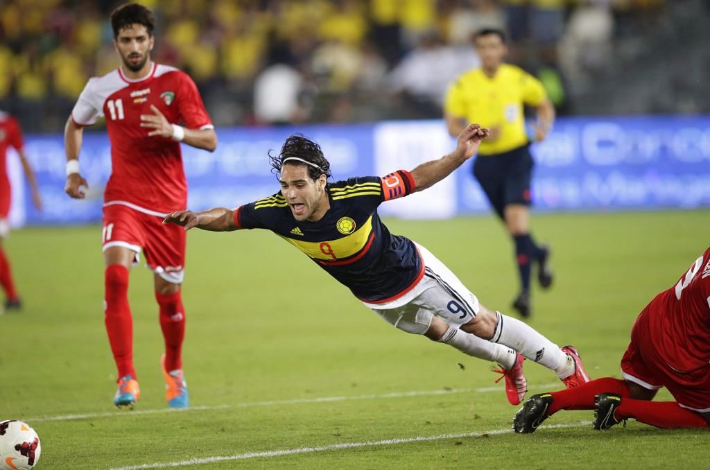 O atacante colombiano Radamel Falcao García sofre pênalti contra o Kuwait em preparação para a Copa América. | Ali Haider/EFE