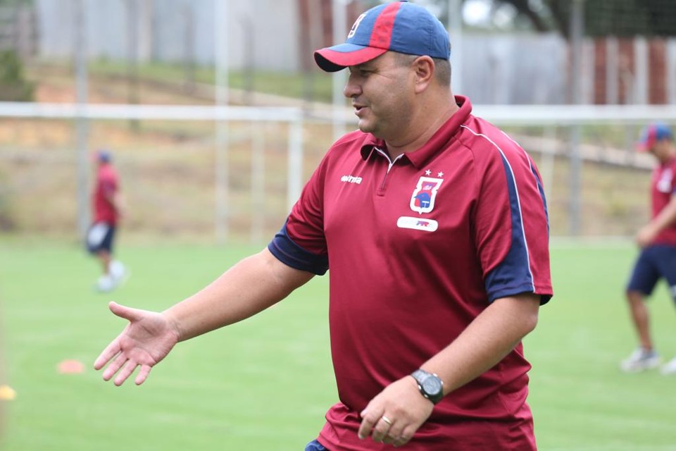 Técnico Luciano Gusso, do Paraná, buscará a classificação e a marca história no domingo, contra o Fantasma. | Ivonaldo Alexandre/Gazeta do Povo