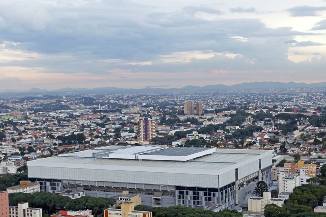 De fora é possível ver o trilho por onde o teto retrátil irá deslizar, de acordo com a necessidade do jogo ou evento que estiver acontecendo. | Antônio More/Gazeta do Povo