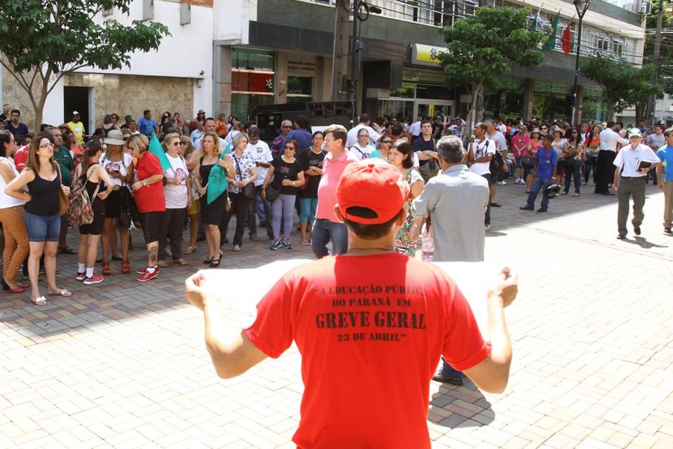 Calçadão de Londrina foi palco de protestos contra a decisão do TJ-PR ontem pela manhã. | Roberto Custodio/Jornal de Londrina