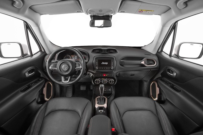 Interior da configuração Trailhawk, que ocupa o topo da gama. | 