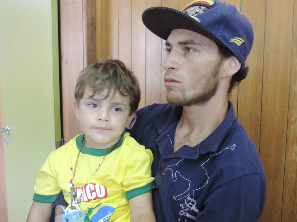 Brayan Lohan de Almeida no colo do pai Everton Jhony de Almeida. Hipótese é de que menino foi salvo porque avô abraçou o garoto na hora do acidente | Prefeitura de União da Vitória/Divulgação