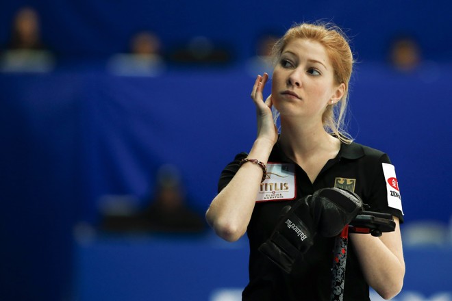 Com 22 anos, a alemã Stella Heiss é uma das beldades que disputaram o Mundial de Curling Feminino, em Sapporo. Dentro da pista, porém, a equipe germânica ficou devendo. | Thomas Peter/Reuters