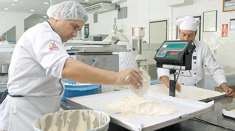 Eldon trabalha desde 2002 no preparo do bolo gigante. | Aniele Nascimento/Gazeta do Povo