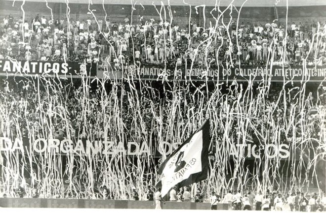A torcida do Atlético, sempre proporcionando grandes festas nos estádios. |